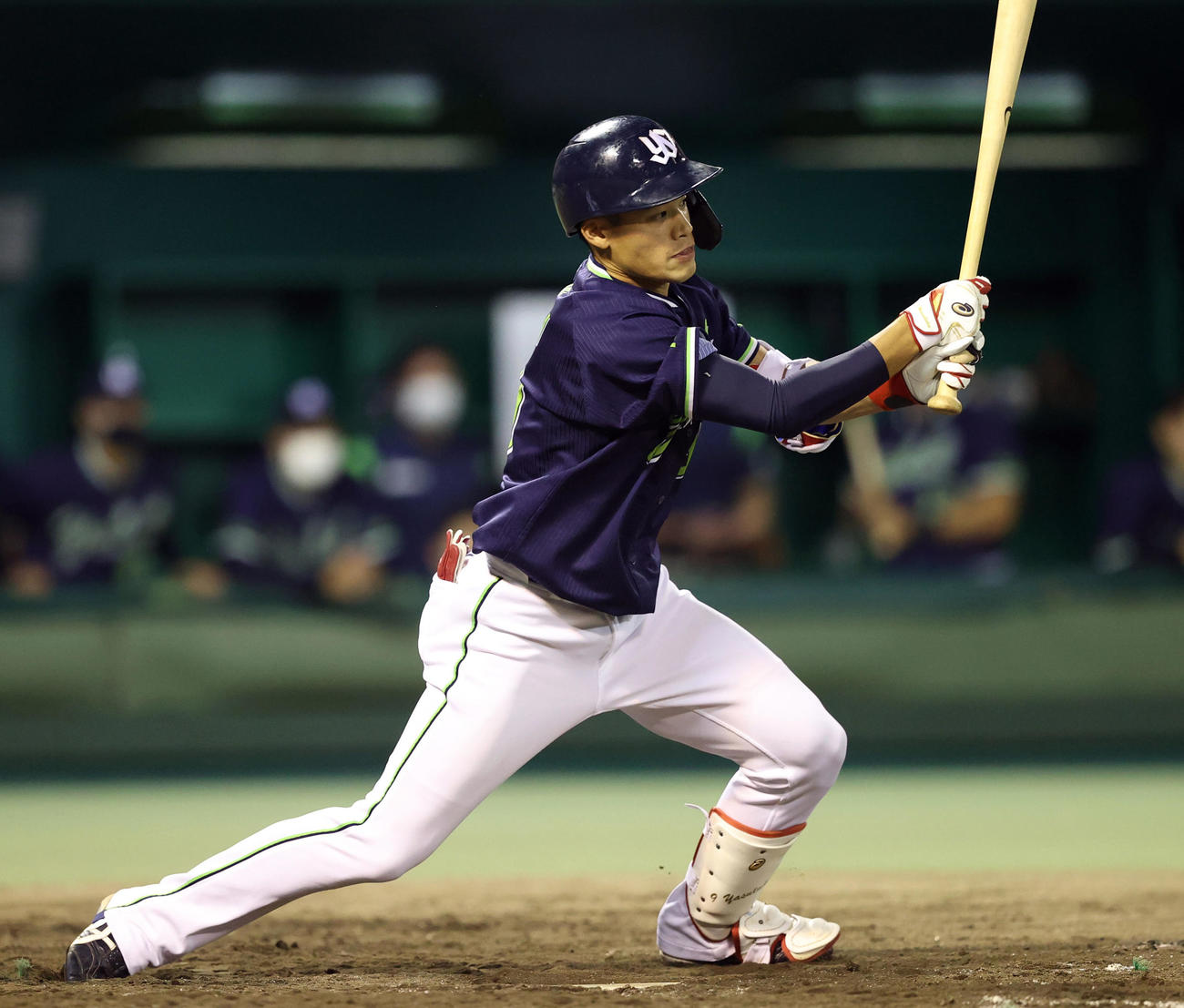 巨人対ヤクルト　8回表ヤクルト無死二、三塁、適時打を放つ塩見（撮影・狩俣裕三）