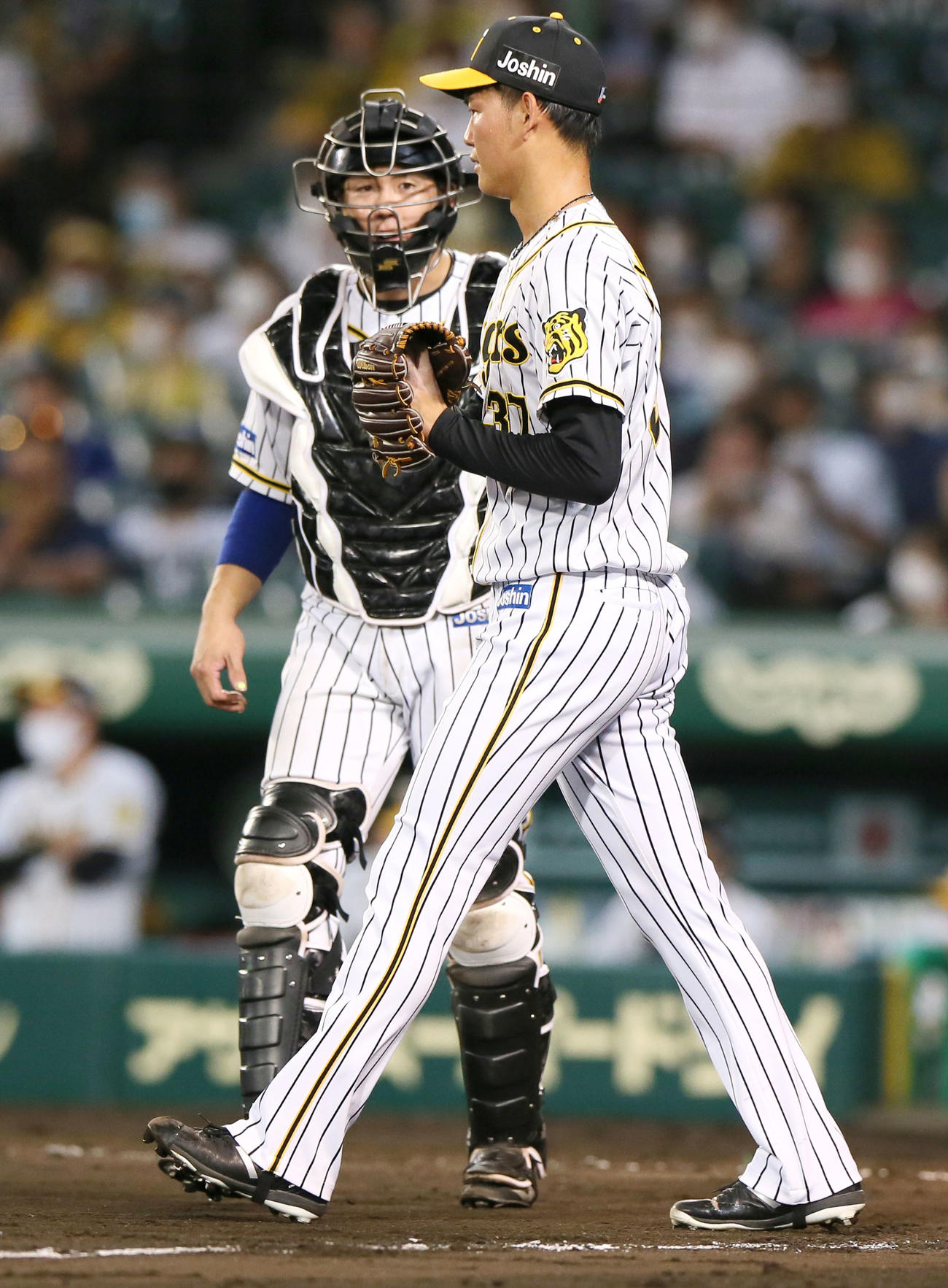 阪神対中日　7回表中日2死一、二塁、及川（手前）は福留に右適時二塁打を浴びる（撮影・上山淳一）