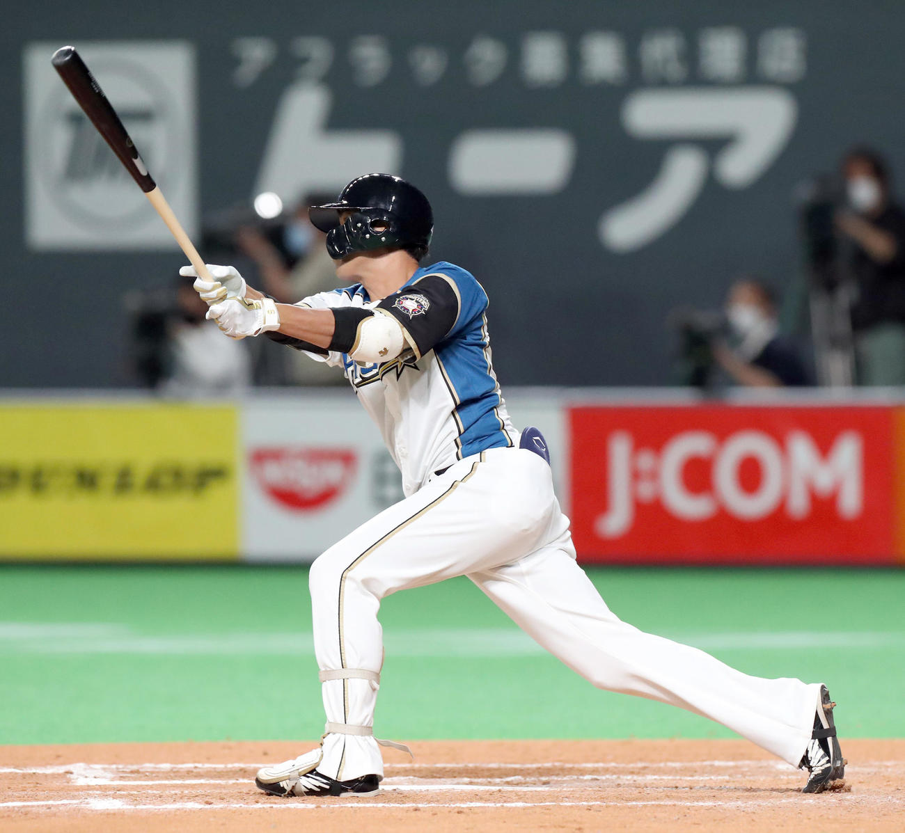 日本ハム対オリックス　7回裏日本ハム1死一塁、木村は適時二塁打を放つ（撮影・佐藤翔太）