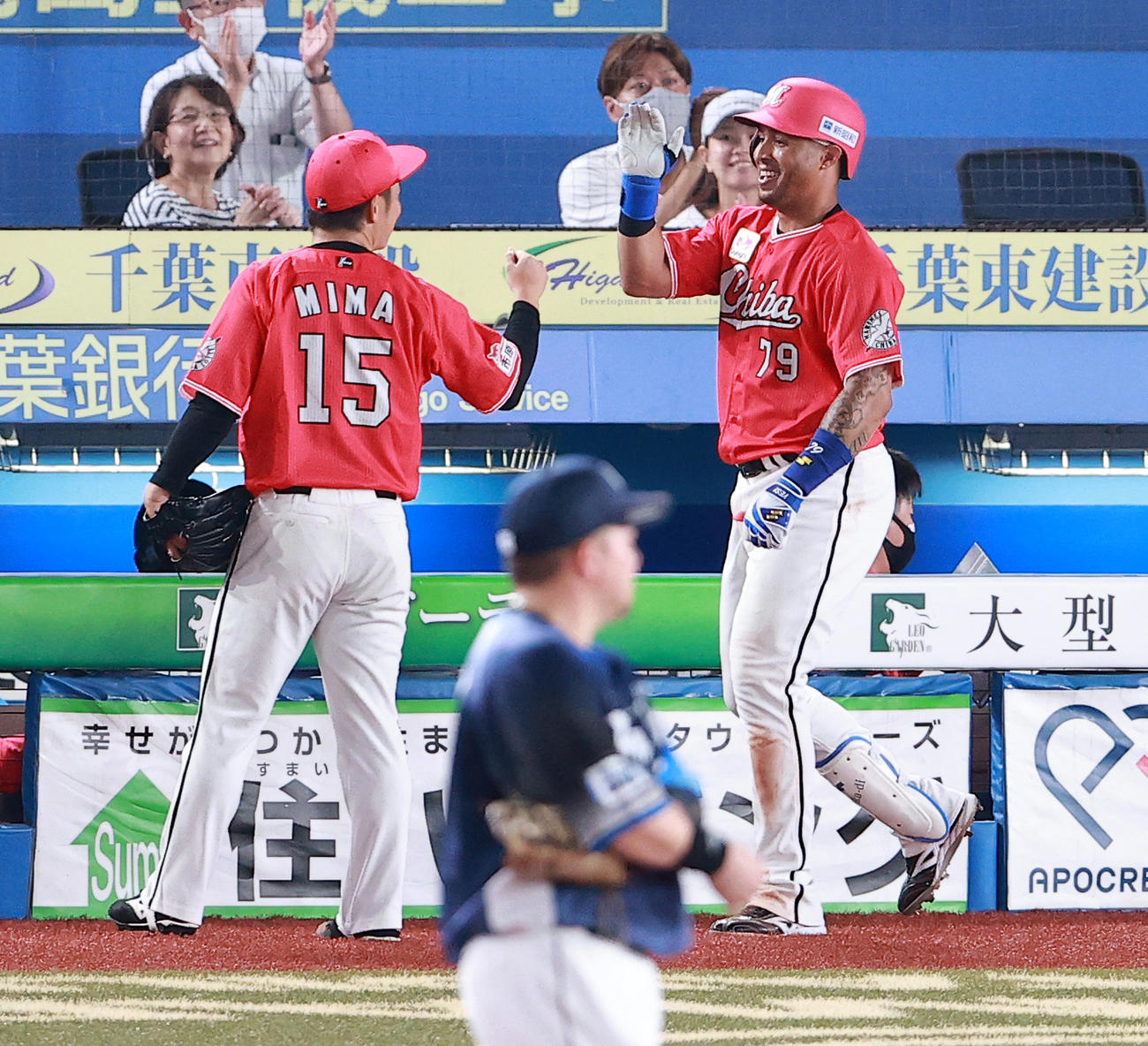 ロッテ対西武　6回裏ロッテ2死、マーティン（右）は左越えソロ本塁打を放ち美馬とグータッチ（撮影・浅見桂子）