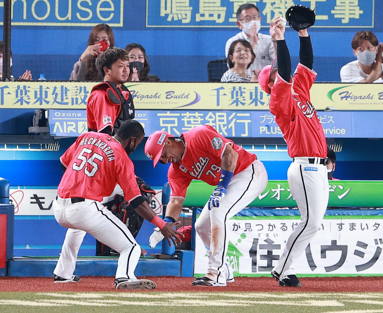ロッテ対西武　6回裏ロッテ2死、マーティン（中央）は左越えソロ本塁打を放ち、エチェバリア（左）とロータッチで喜び合うと、お尻が当たった美馬（右）がのけ反る（撮影・浅見桂子）