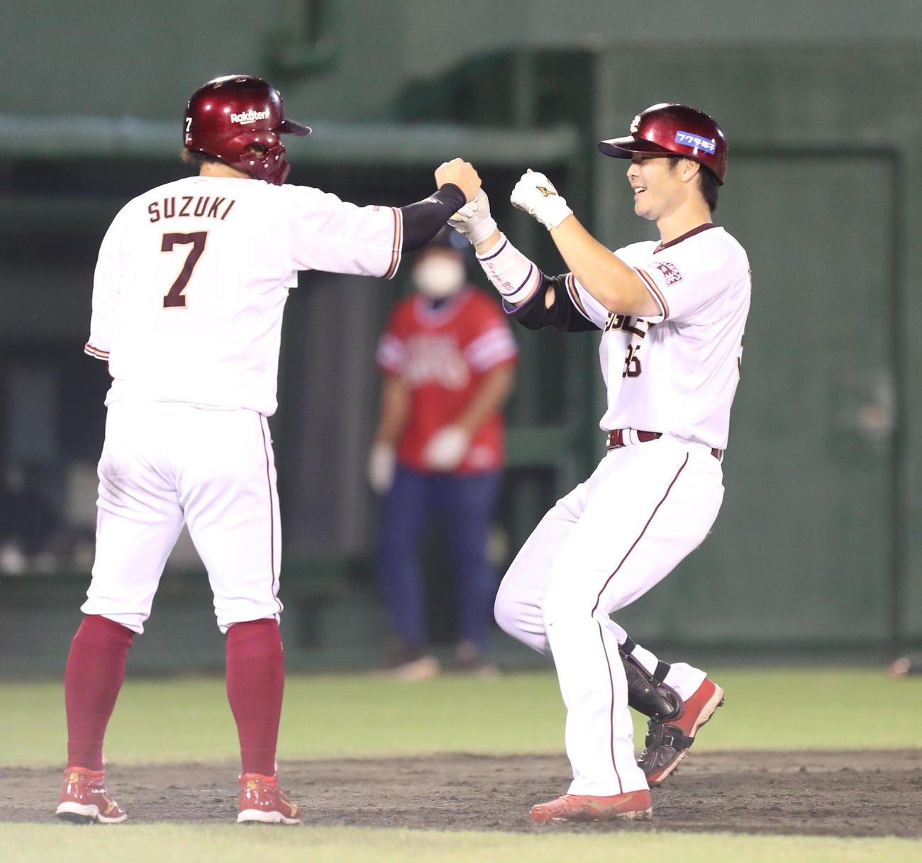 ソフトバンク対楽天　5回表楽天無死一、二塁、島内は勝ち越し3点本塁打を放ち鈴木大（左）とハイタッチ（撮影・梅根麻紀）