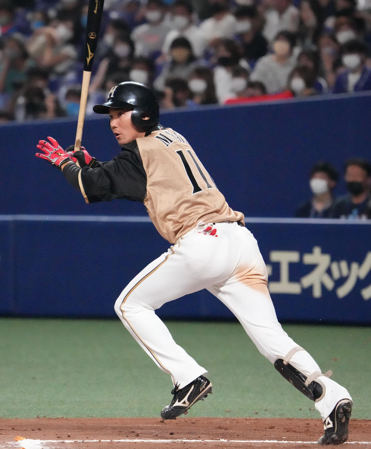 21年8月1日　エキシビジョンマッチ中日対日本ハム　6回表日本ハム2死、左二塁打を放つ宮田（撮影・森本幸一）