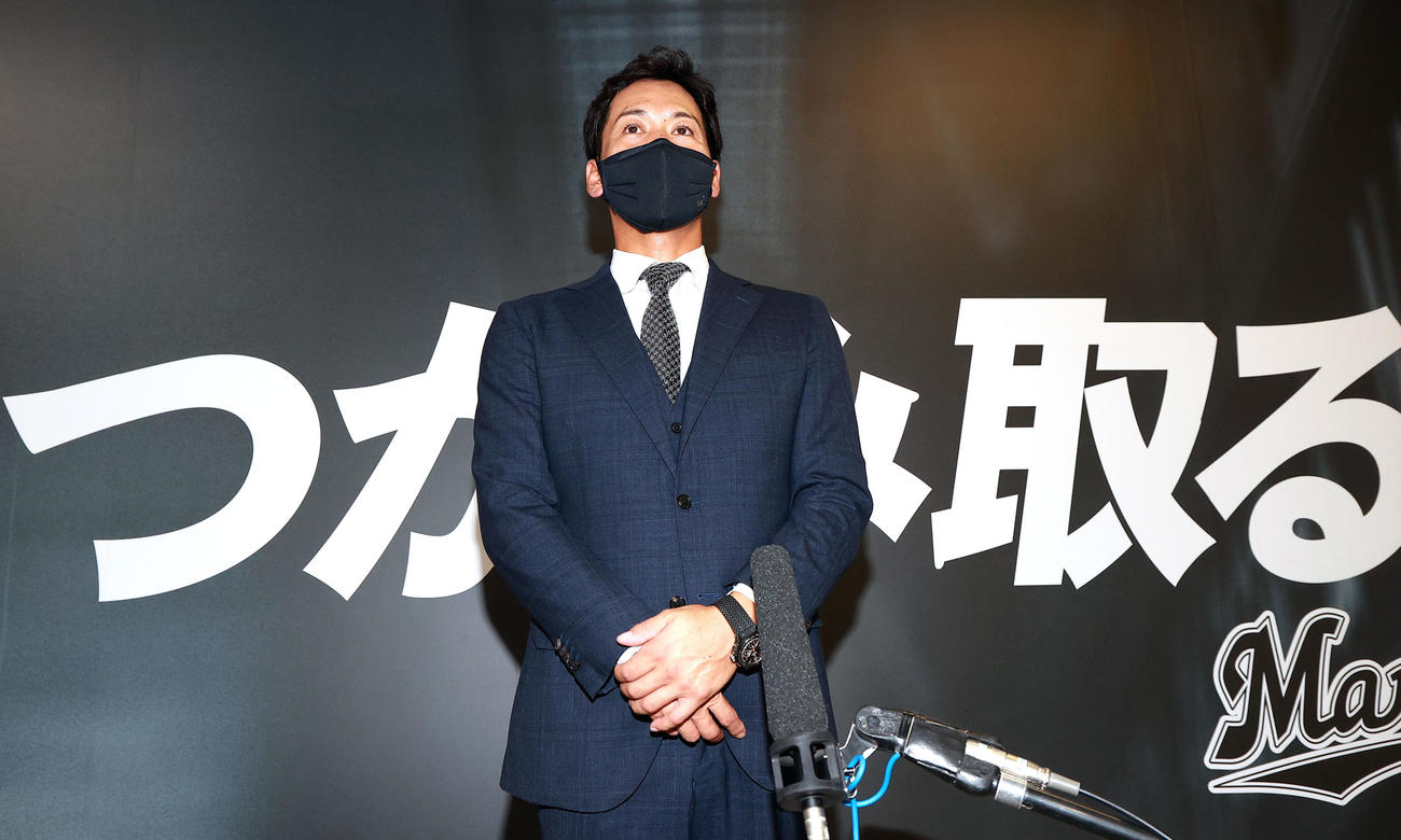 ロッテ入団会見に臨んだ小窪は抱負を語る（撮影・浅見桂子）