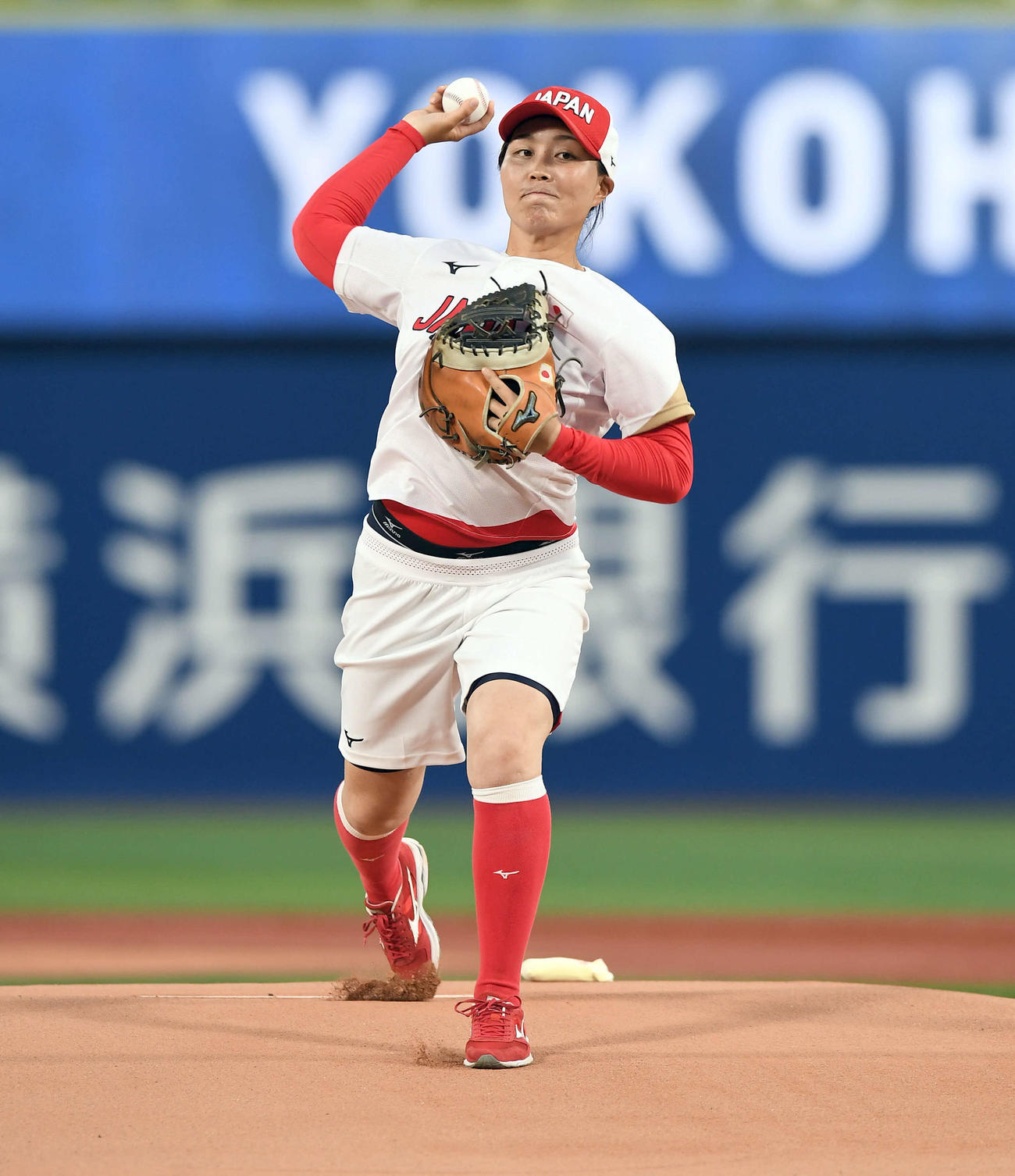 DeNA対広島　ファーストピッチセレモニーを務めたソフトボールの清原奈侑