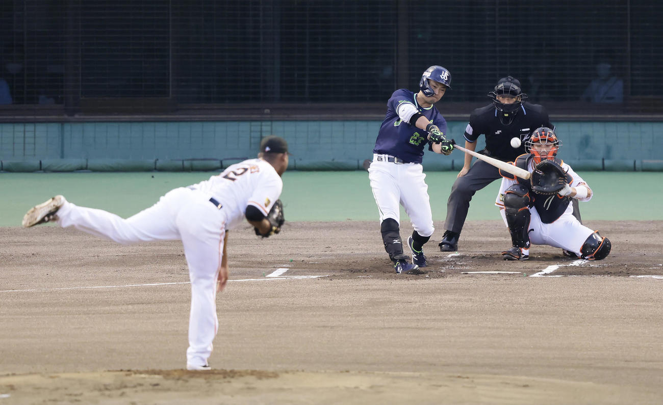 巨人対ヤクルト　1回表ヤクルト1死、青木は中越え本塁打を放つ。投手メルセデス（撮影・足立雅史）