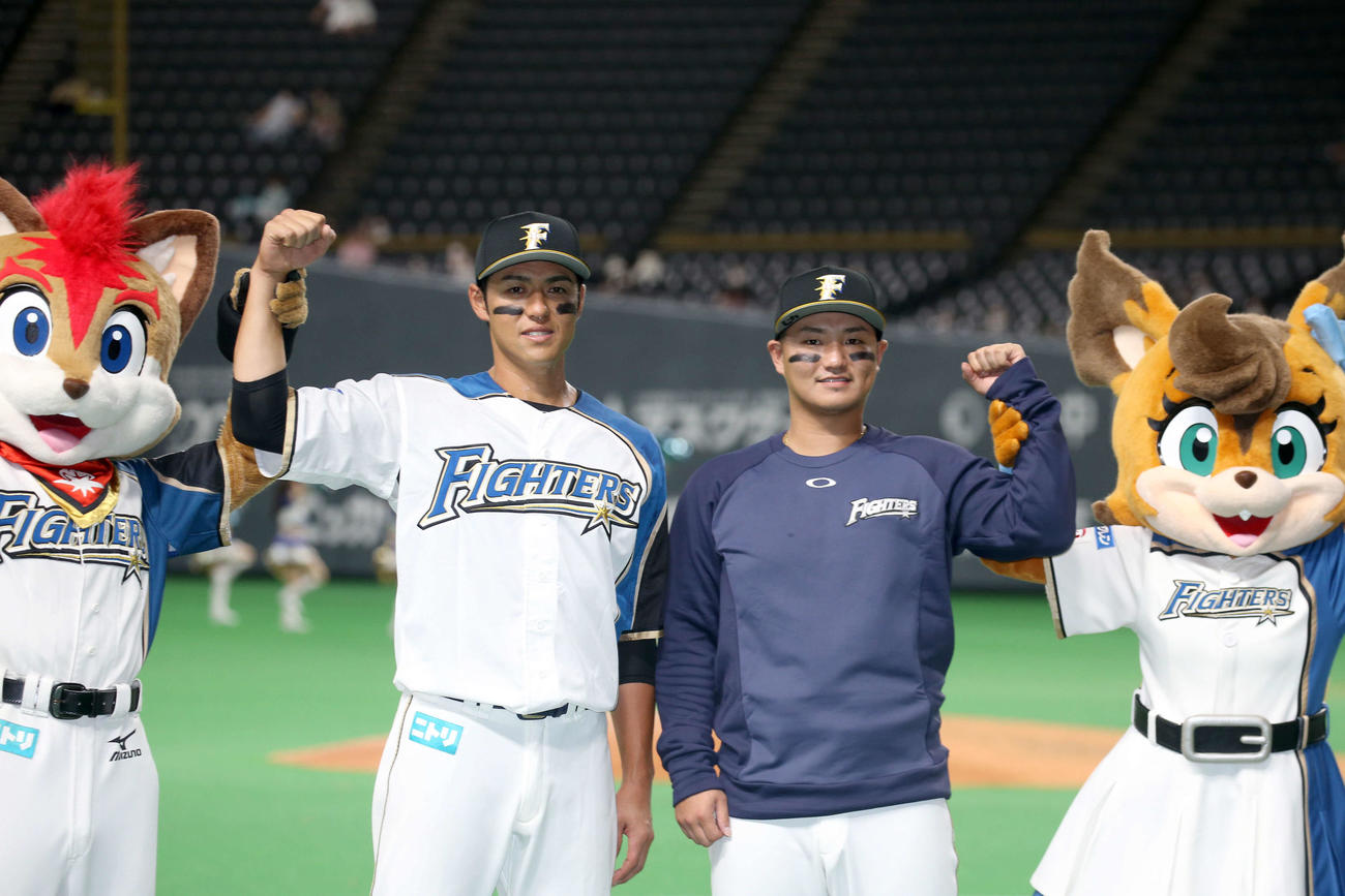 日本ハム対オリックス　試合終了後、記念撮影をする日本ハムう木村（左）と佐藤（撮影・佐藤翔太）