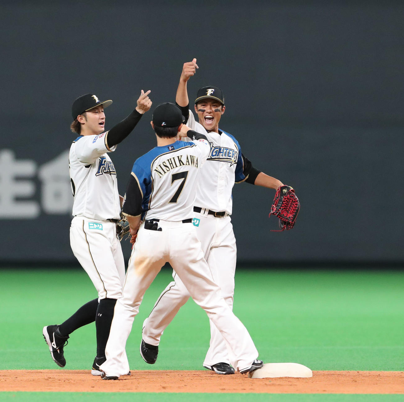 日本ハム対オリックス　試合終了後、日本ハム浅間と西川と喜び合う木村（中央奥）（撮影・佐藤翔太）