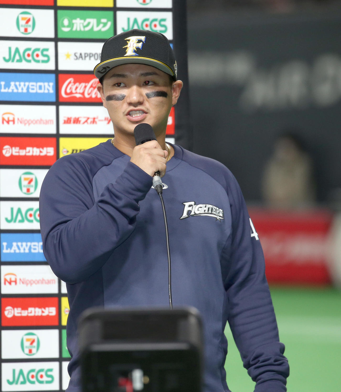 日本ハム対オリックス　試合終了後、インタビューを受ける日本ハム佐藤（撮影・佐藤翔太）