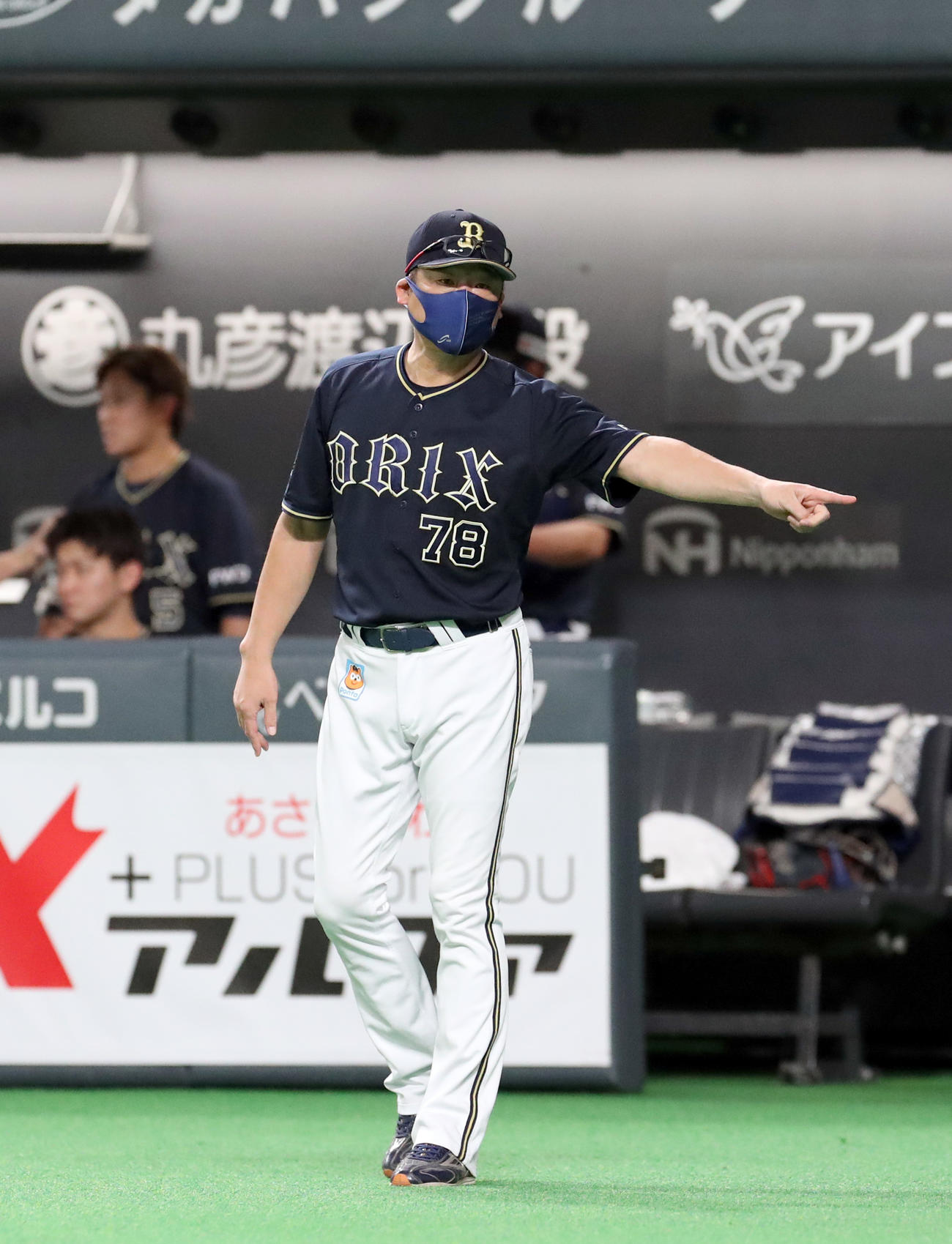 日本ハム対オリックス　選手交代を告げるオリックス中嶋監督（撮影・佐藤翔太）