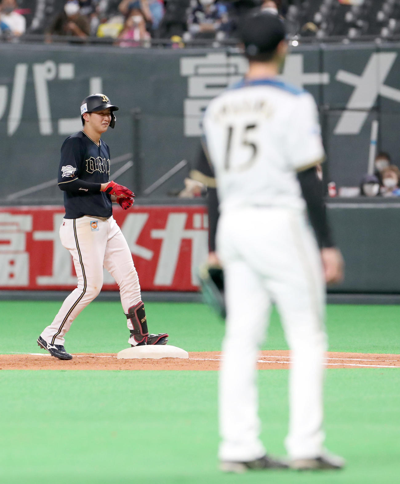 日本ハム対オリックス　5回表オリックス1死三塁、紅林は同点となる右前適時打を放つ。右手前は打たれた日本ハム上沢（撮影・佐藤翔太）