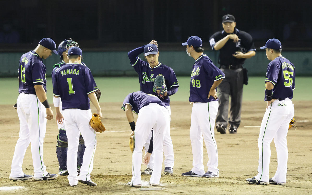 巨人対ヤクルト　4回、マウンドで浮かない表情を見せるヤクルト小川（中央左）（撮影・足立雅史）