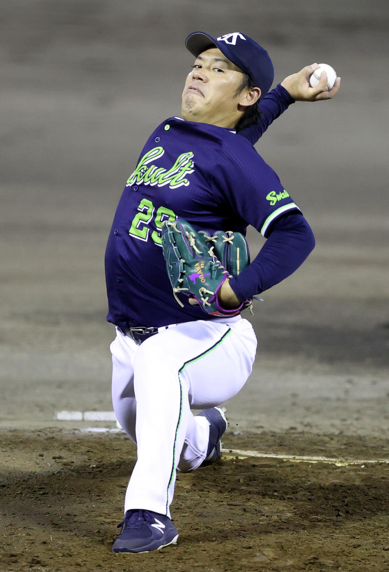 巨人対ヤクルト　ヤクルト先発の小川（撮影・狩俣裕三）