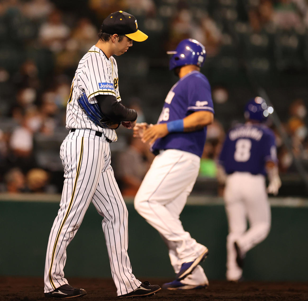 阪神対中日　3回表中日1死満塁、高橋周に2点適時二塁打を打たれる阪神青柳（撮影・清水貴仁）