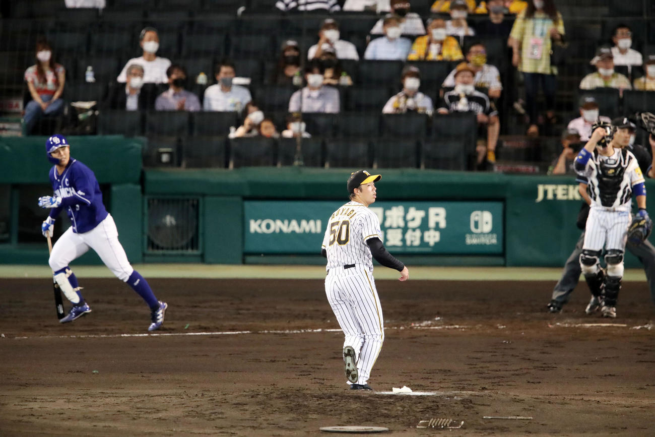 阪神対中日　3回表中日1死満塁、青柳は高橋に左越え適時二塁打を打たれ失点（撮影・加藤哉）