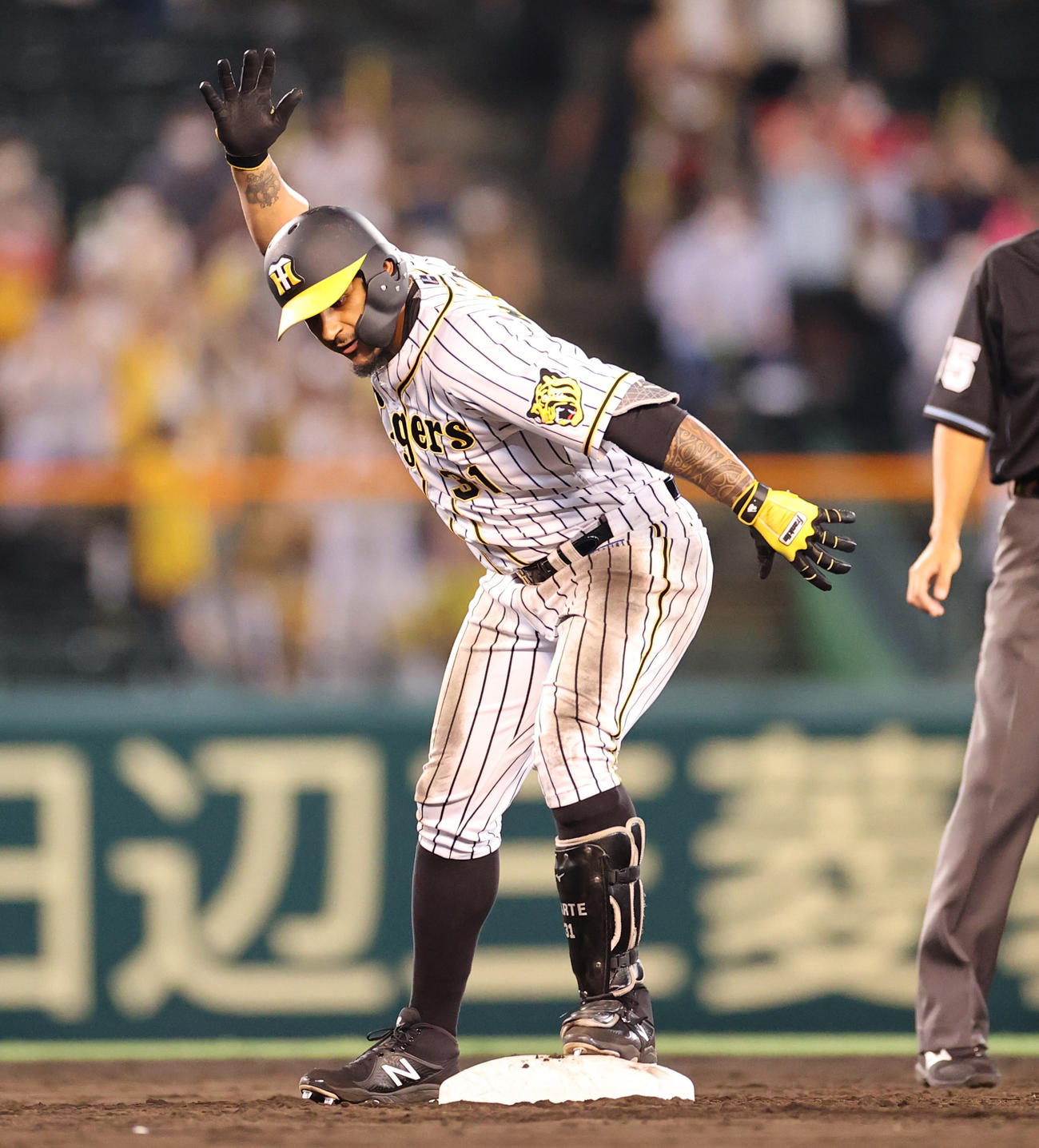 阪神対中日　5回裏阪神1死満塁、右中間を破る走者一掃の適時二塁打を放ったマルテは塁上で雄たけびをあげる（撮影・清水貴仁）