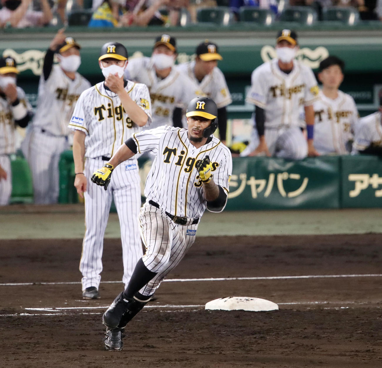 阪神対中日　5回裏阪神1死満塁、マルテは右中間に適時二塁打を放ち一塁を回る（撮影・加藤哉）