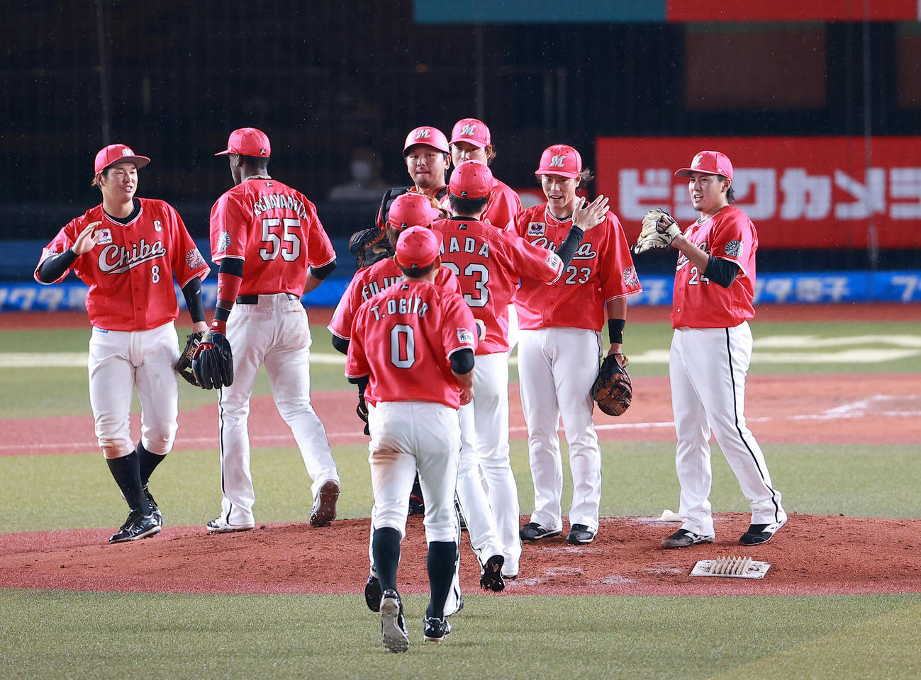 ロッテ対西武　ZOZOマリン通算1000勝で笑顔でハイタッチするロッテナイン（撮影・浅見桂子）