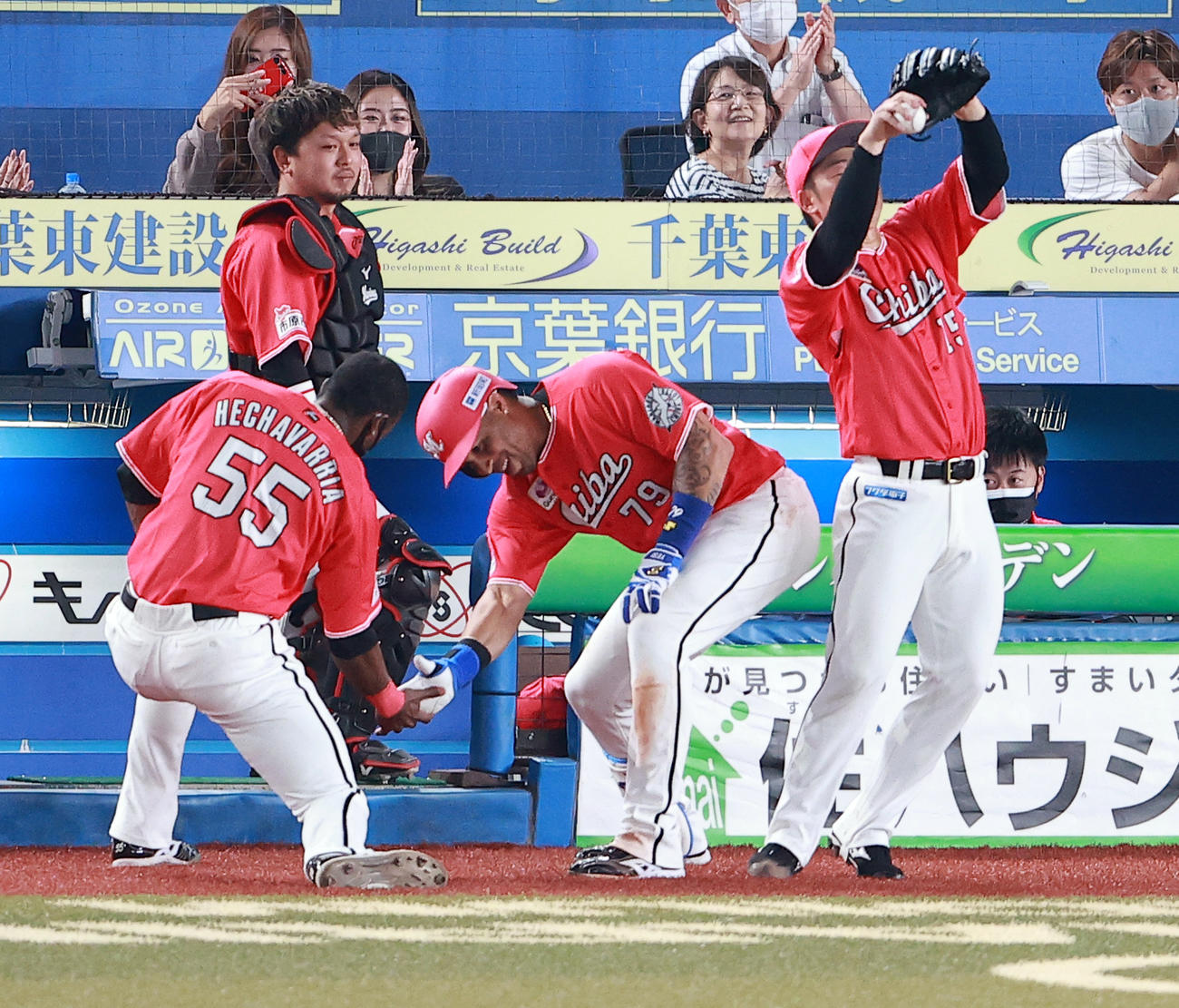ロッテ対西武　6回裏ロッテ2死、マーティン（中央）は左越えソロ本塁打を放ち、エチェバリア（左）とロータッチで喜び合うと、お尻が当たった美馬（右）がのけ反る（撮影・浅見桂子）