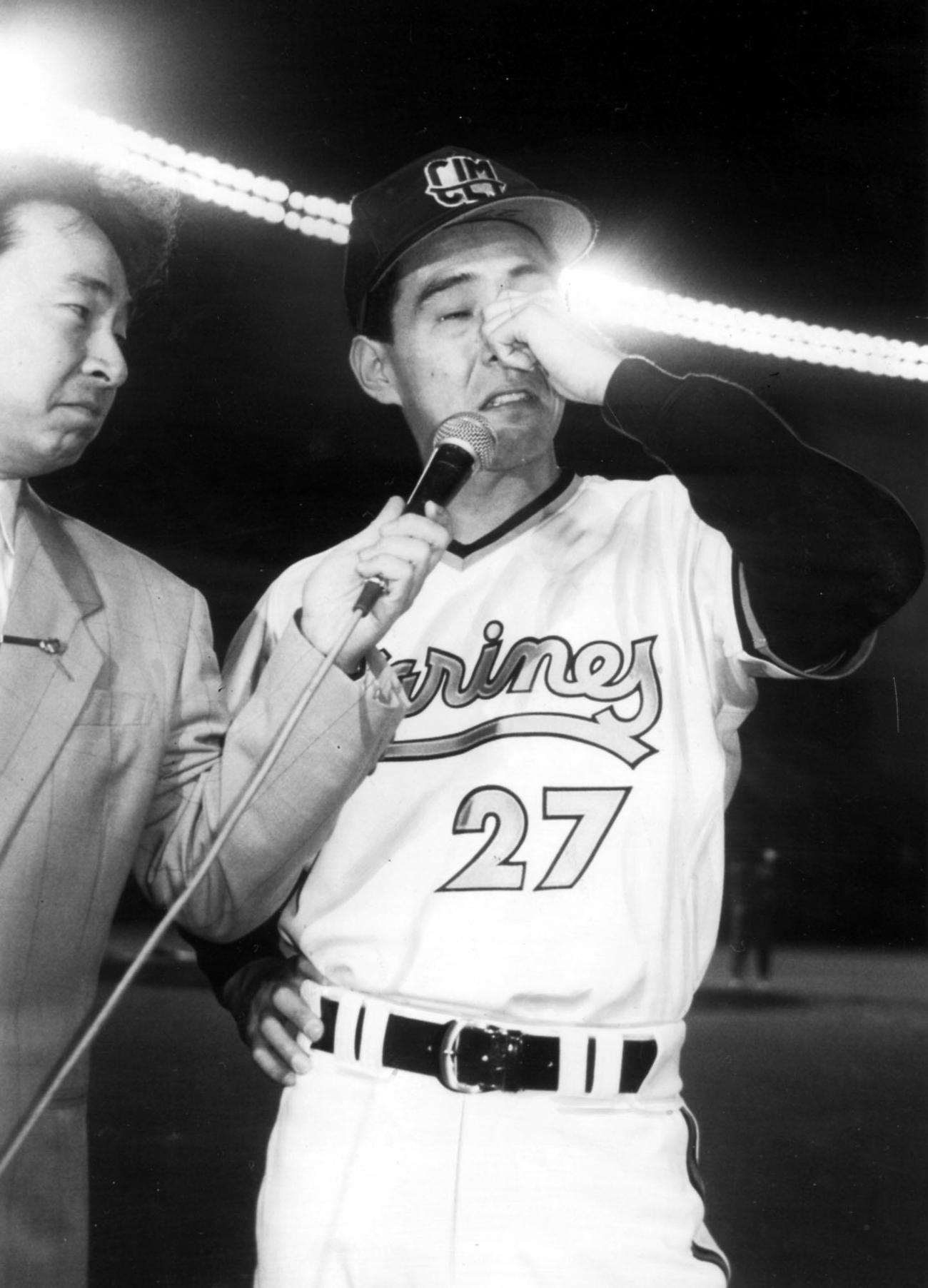 ダイエー打線を1失点に抑える好投で3年ぶりに勝利投手となった牛島和彦はヒーローインタビューで涙を見せる（1992年4月7日撮影）