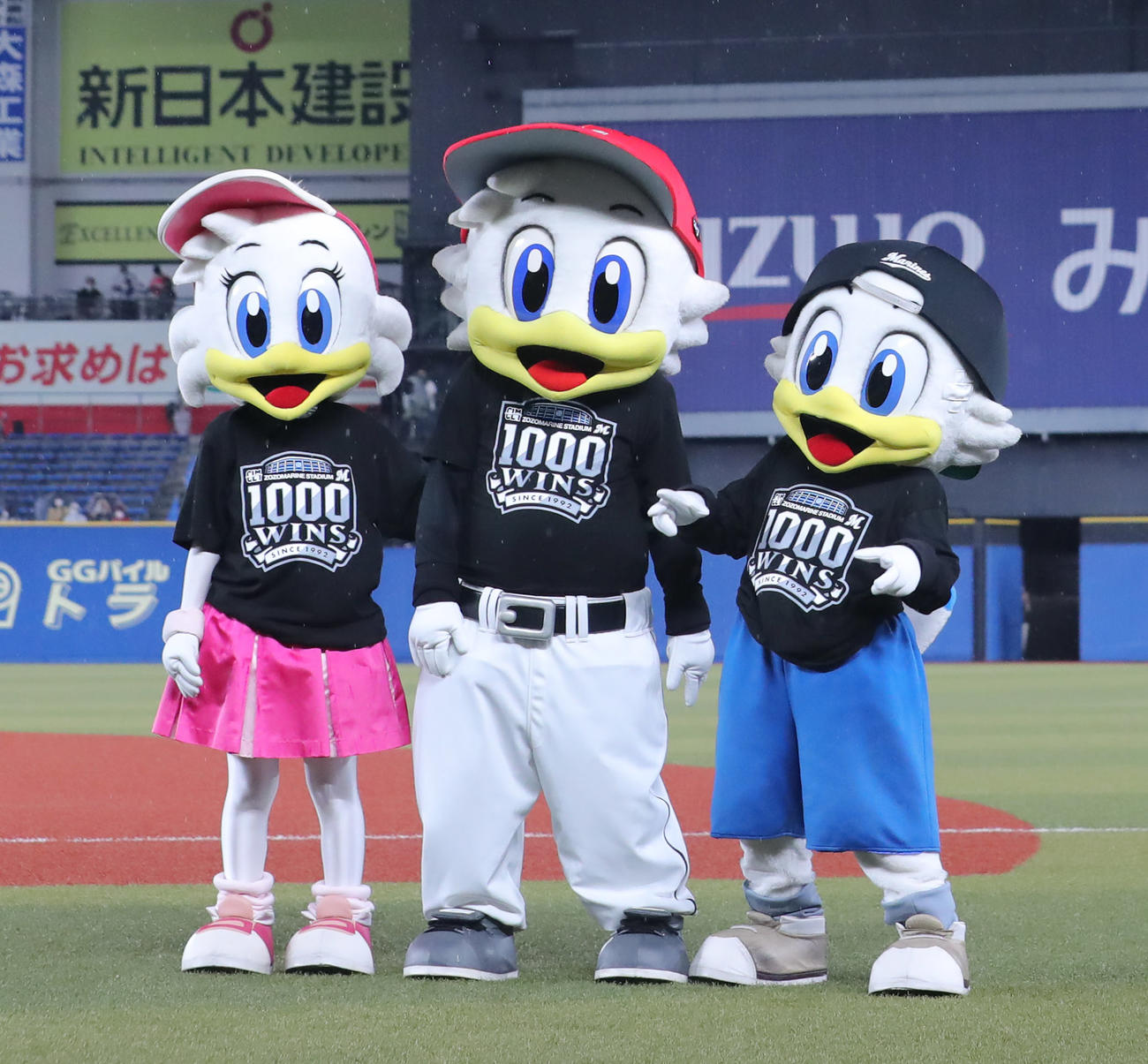 ロッテ対西武　ZOZOマリンスタジアム通算1000勝を達成し記念Tシャツを着て祝うマスコットたち（撮影・垰建太）