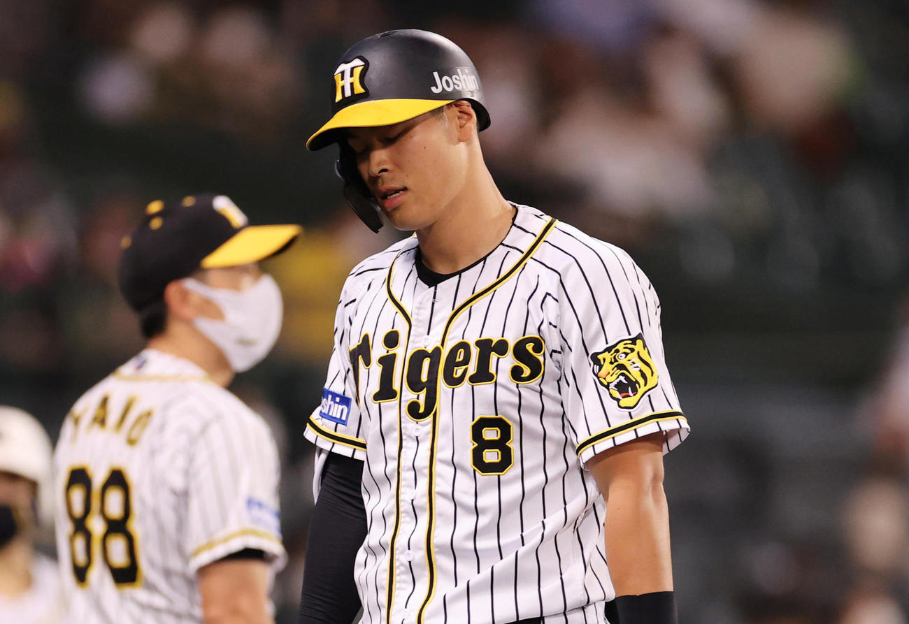 7回裏阪神2死一、二塁、空振り三振に倒れる代打佐藤輝、左は矢野監督（撮影・清水貴仁）