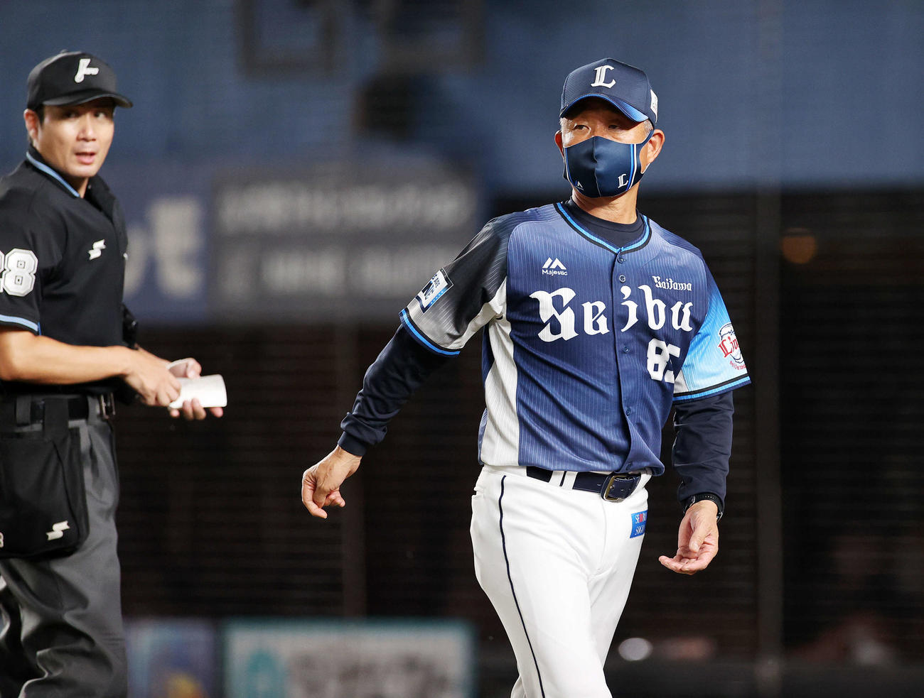 ロッテ対西武　8回裏、投手交代を告げる西武辻監督（撮影・鈴木正人）