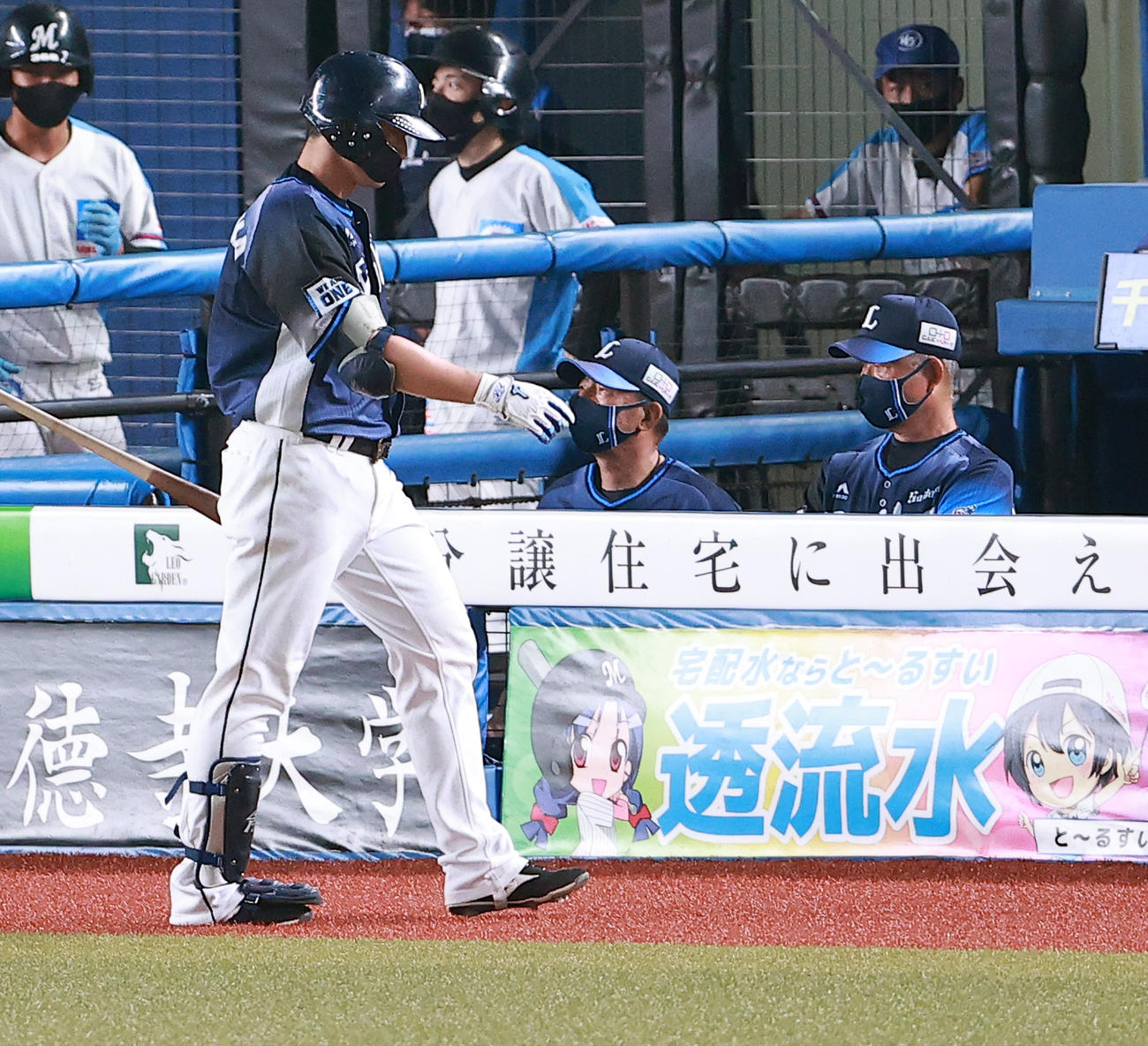 ロッテ対西武　8回表西武無死、栗山（左）が中飛に倒れベンチに戻る奥で、厳しい表情の辻監督（右）（撮影・浅見桂子）