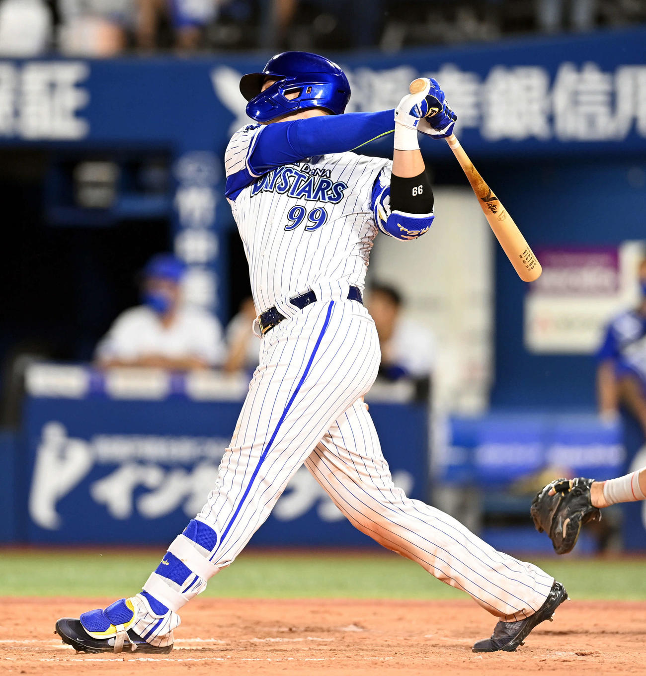7回裏DeNA1死一塁、右越えに逆転の2点本塁打を放つソト（撮影・たえ見朱実）