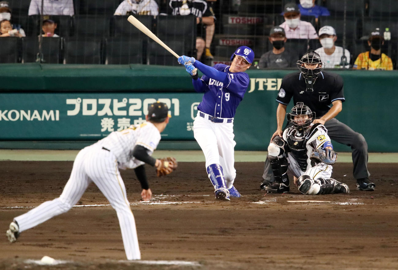 阪神対中日　7回表中日1死一、二塁、福留は右越え適時二塁打を放つ。投手は及川（撮影・加藤哉）