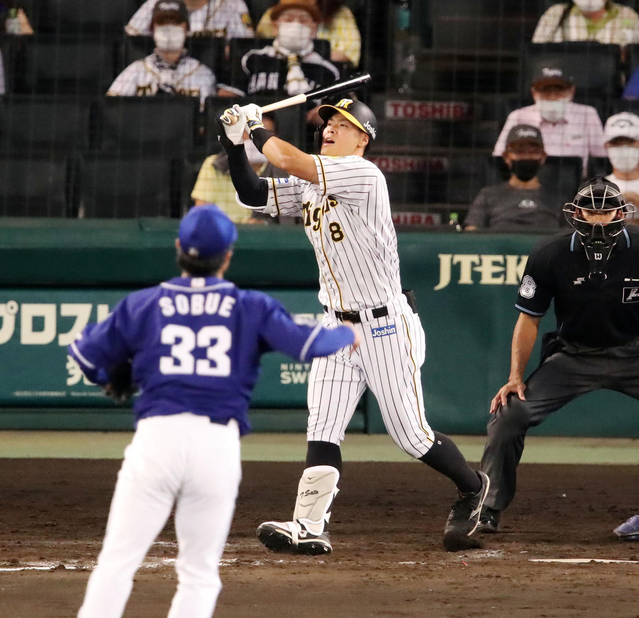阪神対中日　7回裏阪神2死一、二塁、代打佐藤輝は空振り三振に倒れる。投手は祖父江（撮影・加藤哉）