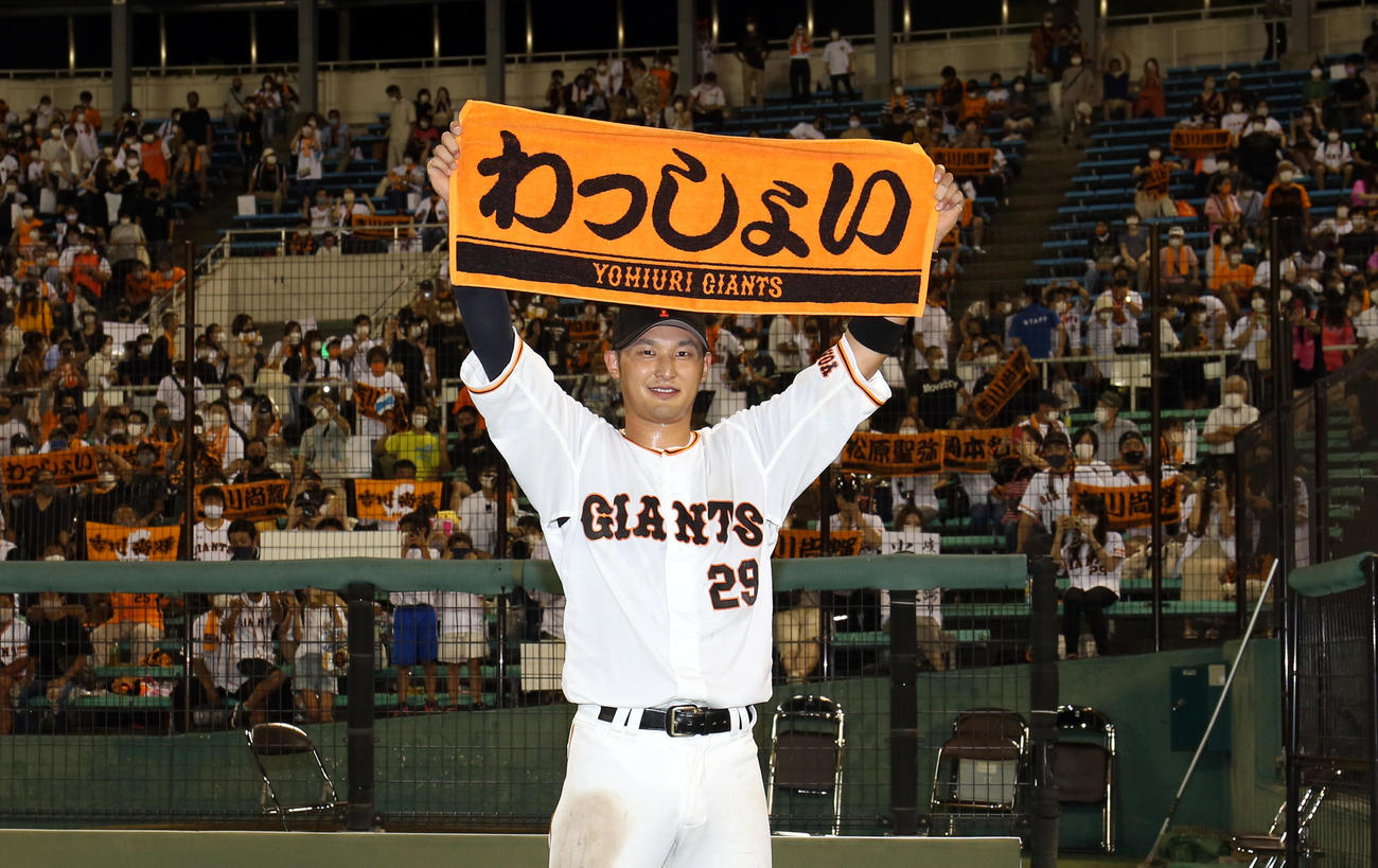 巨人対ヤクルト　地元岐阜でヒーローとなり、わっしょいタオルを掲げ、記念撮影する吉川（撮影・狩俣裕三）