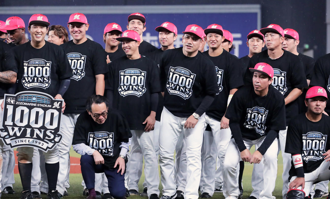 ZOZOマリンスタジアム通算1000勝を達成した井口監督（中央）らナインは記念Tシャツを着て笑顔を見せる（撮影・垰建太）
