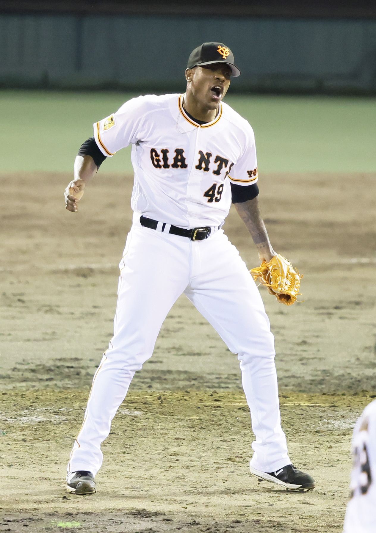 巨人対ヤクルト　9回から登板した巨人ビエイラは31試合連続無失点を飾り雄たけびを上げる（撮影・足立雅史）