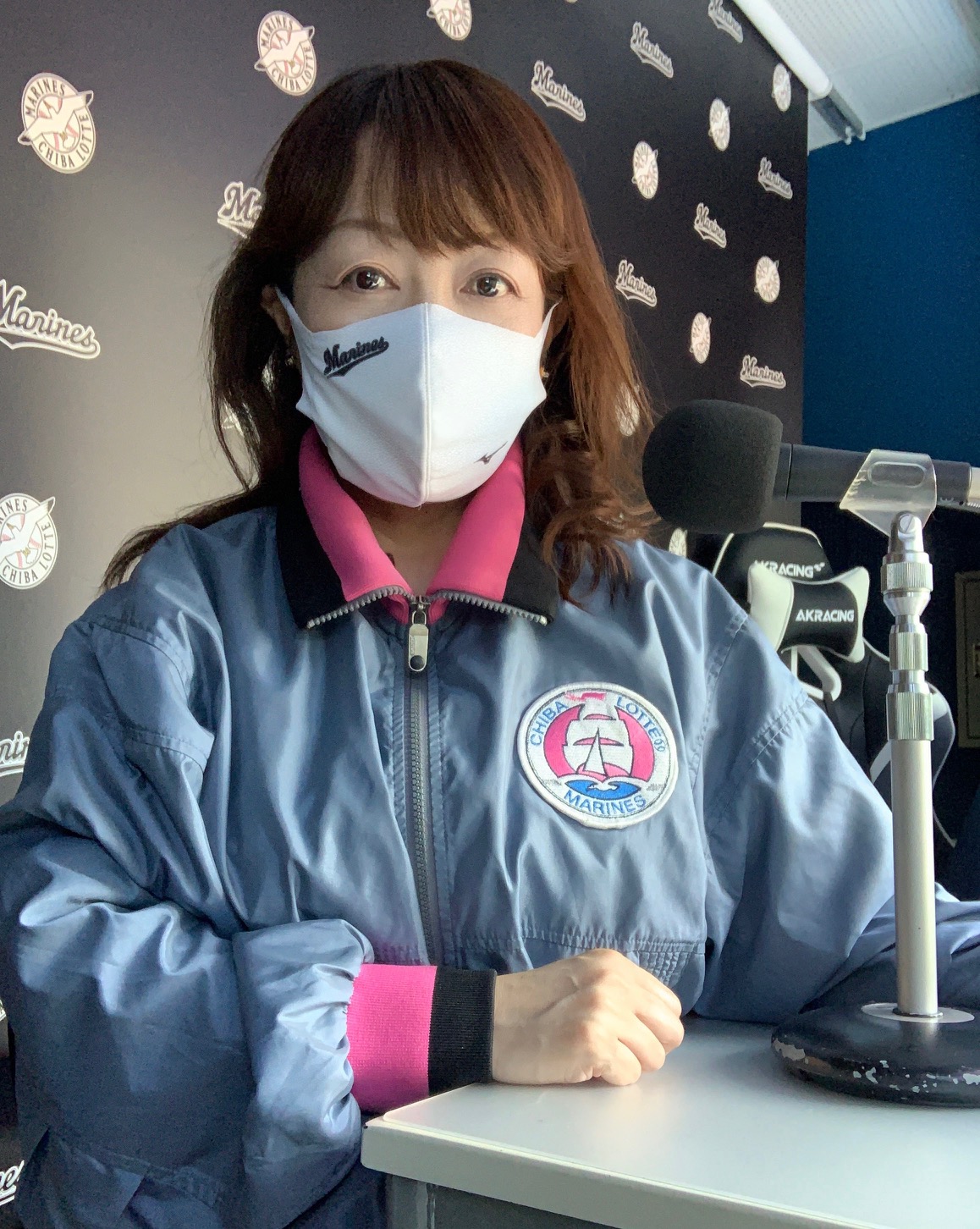 92年千葉移転当時のジャンパーを着るロッテの場内アナウンス担当・谷保恵美さん（球団提供）