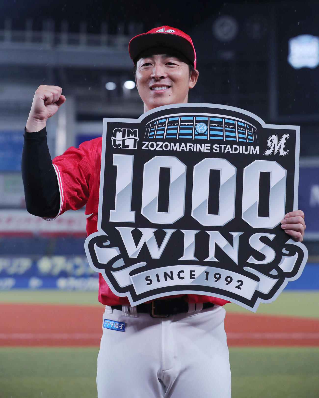 ロッテ対西武　ZOZOマリンスタジアム通算1000勝を達成し勝利投手のロッテ美馬は記念ボードを手に笑顔で写真に納まる（撮影・垰建太）