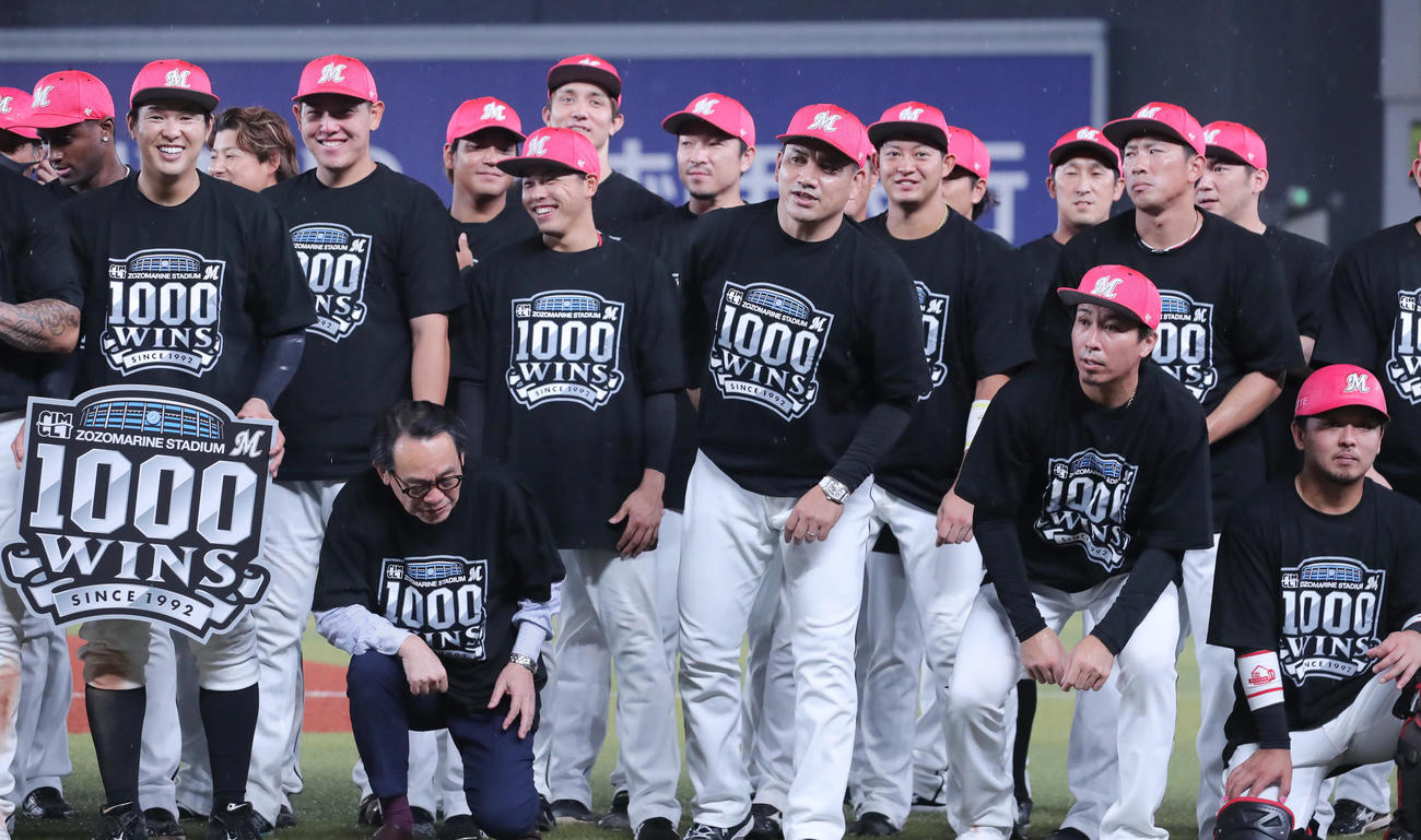 ロッテ対西武　西武に勝利しZOZOマリンスタジアム通算1000勝を達成し記念Tシャツを着て笑顔の井口監督（中央）らナイン（撮影・垰建太）