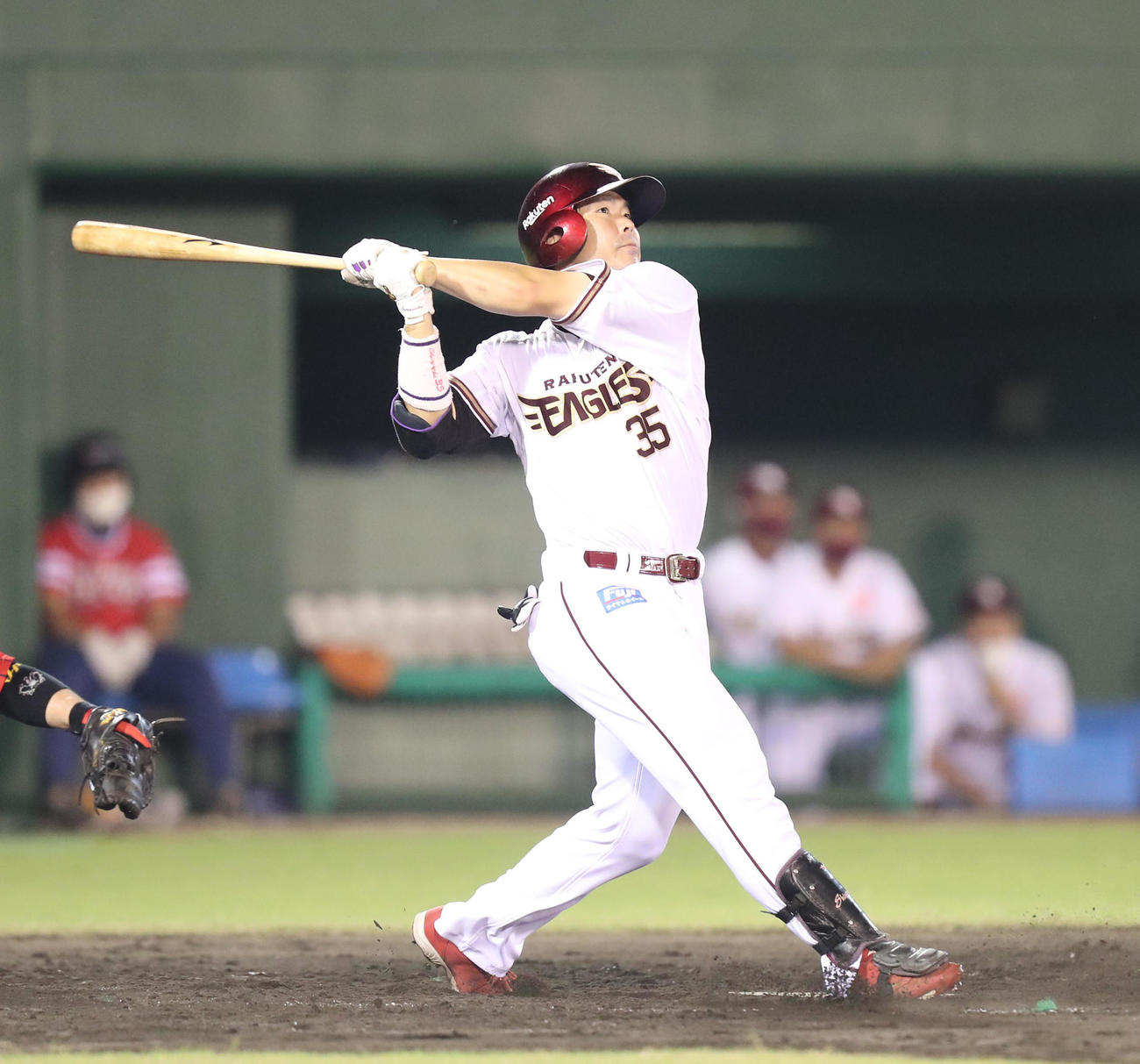 ソフトバンク対楽天　5回表楽天無死一、二塁、島内は右越えに勝ち越し3点本塁打を放つ（撮影・梅根麻紀）