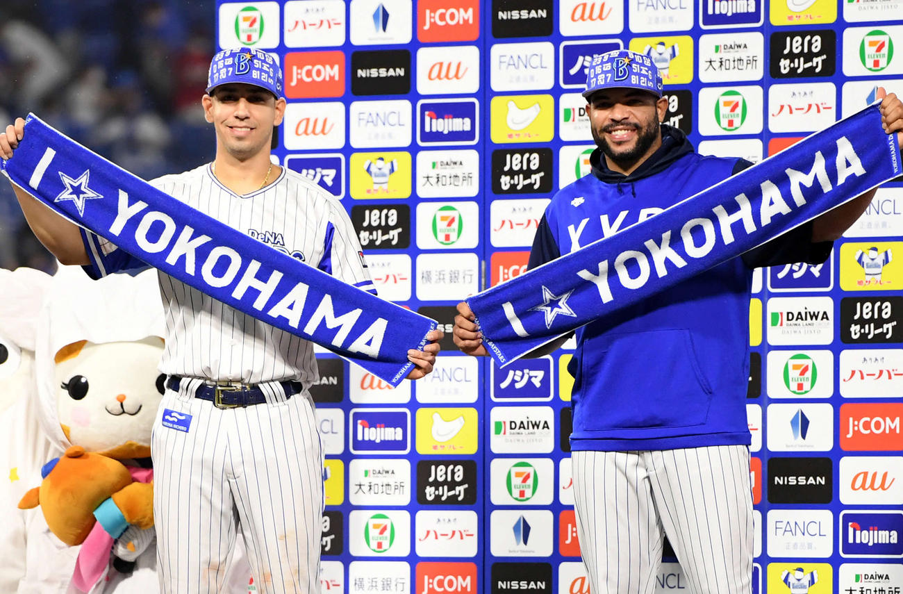 お立ち台で笑顔を見せるDeNAソト（左）とエスコバー（撮影・たえ見朱実）