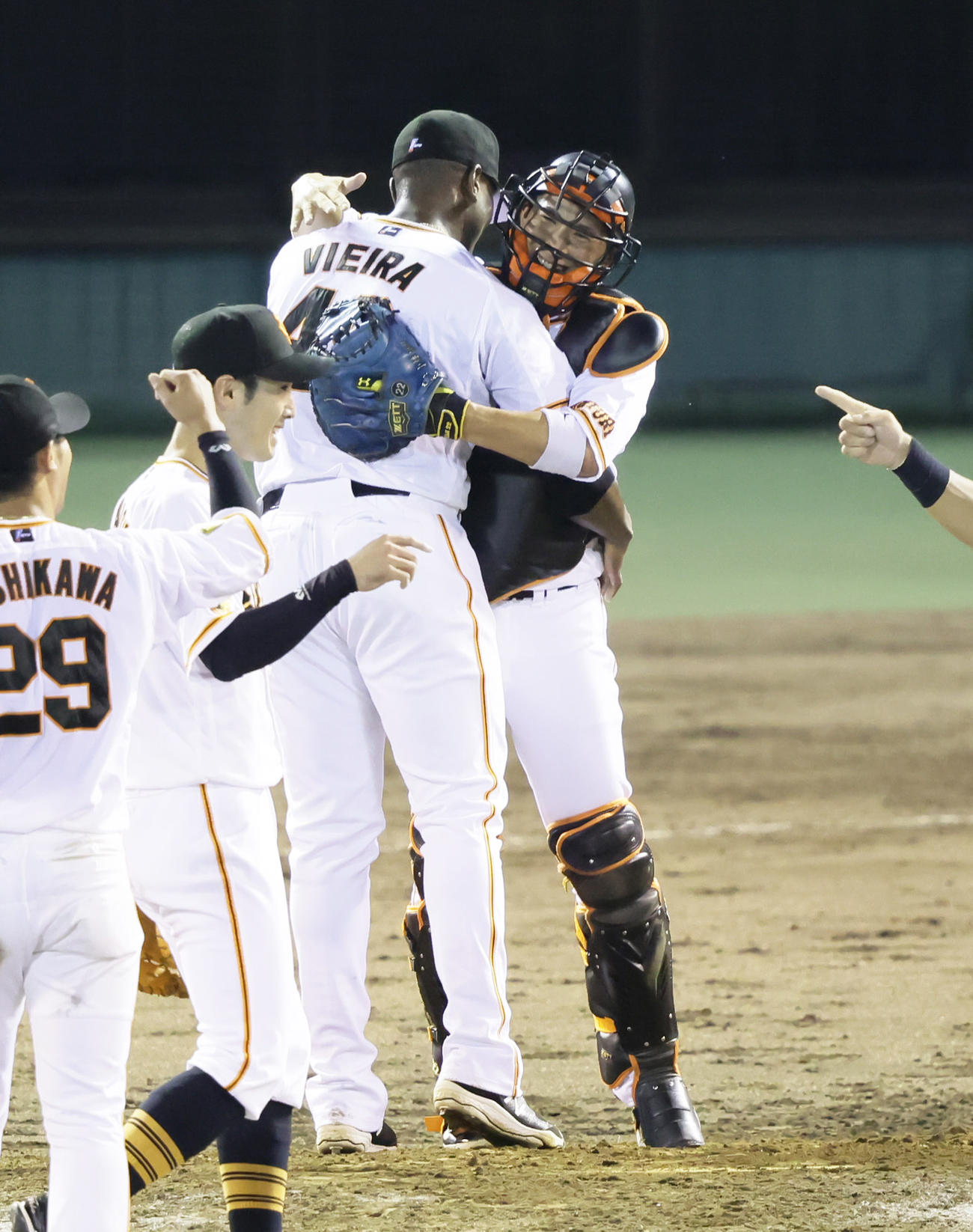 巨人対ヤクルト　9回から登板した巨人ビエイラ（左）は31試合連続無失点を飾り小林と抱き合い喜ぶ（撮影・足立雅史）