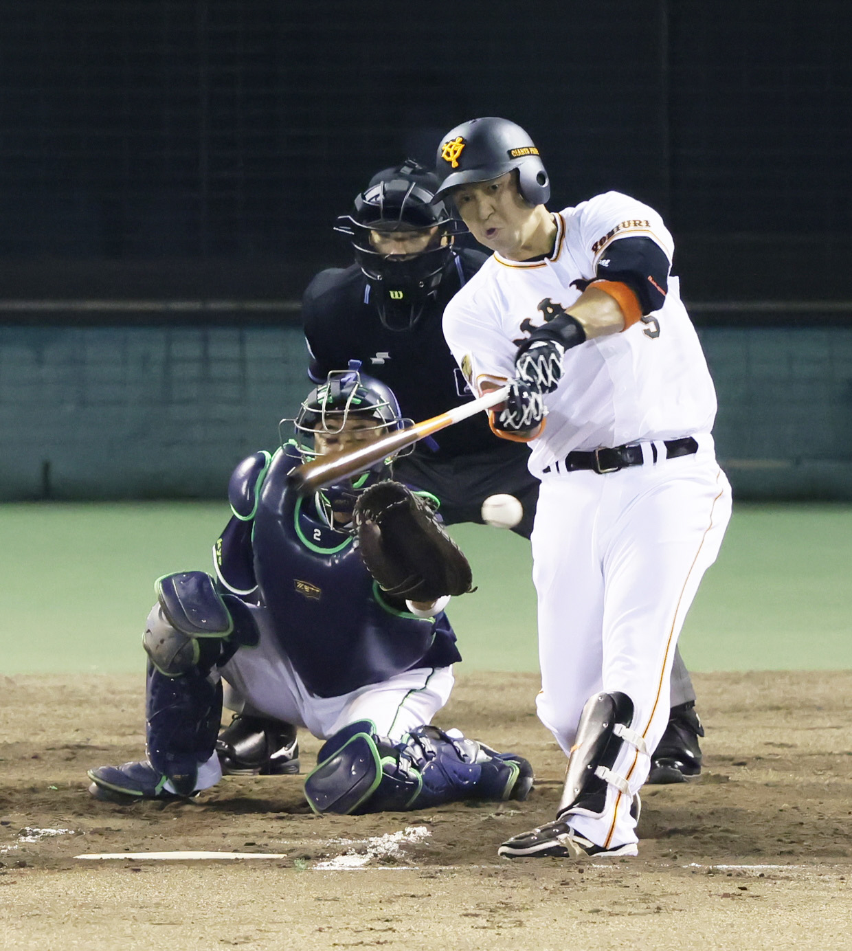 巨人対ヤクルト　6回裏巨人1死一、二塁、中島の打球が三塁手村上の失策を誘い勝ち越しに成功する（撮影・足立雅史）