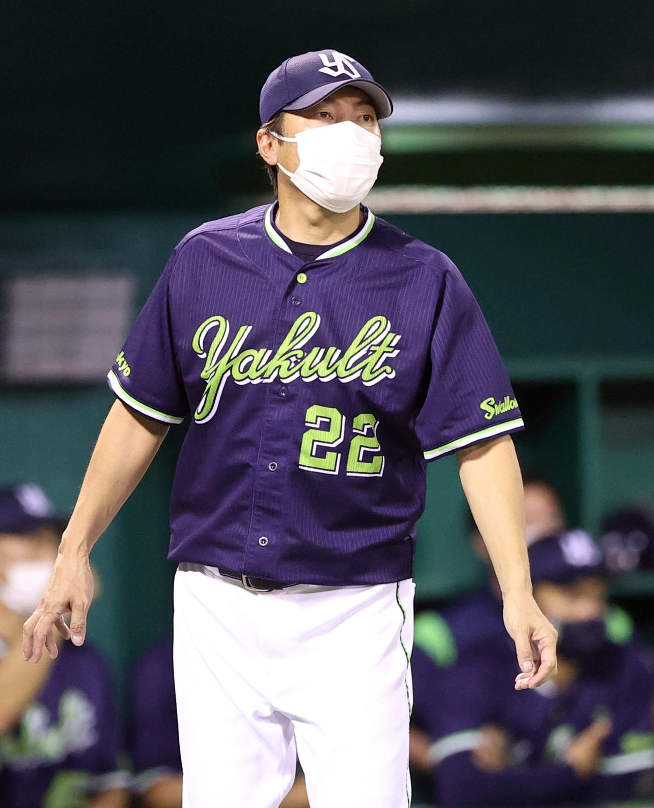 巨人対ヤクルト　7回表を終え、選手の交代を告げる高津監督（撮影・狩俣裕三）