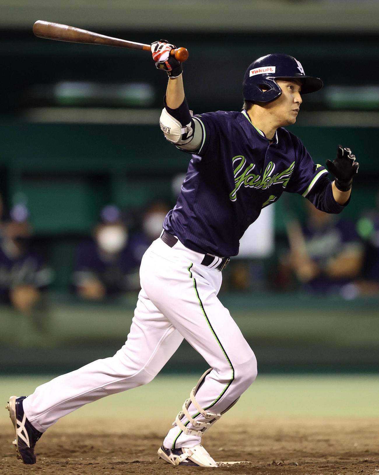 巨人対ヤクルト　8回表ヤクルト無死満塁、2点適時二塁打を放つ川端（撮影・狩俣裕三）