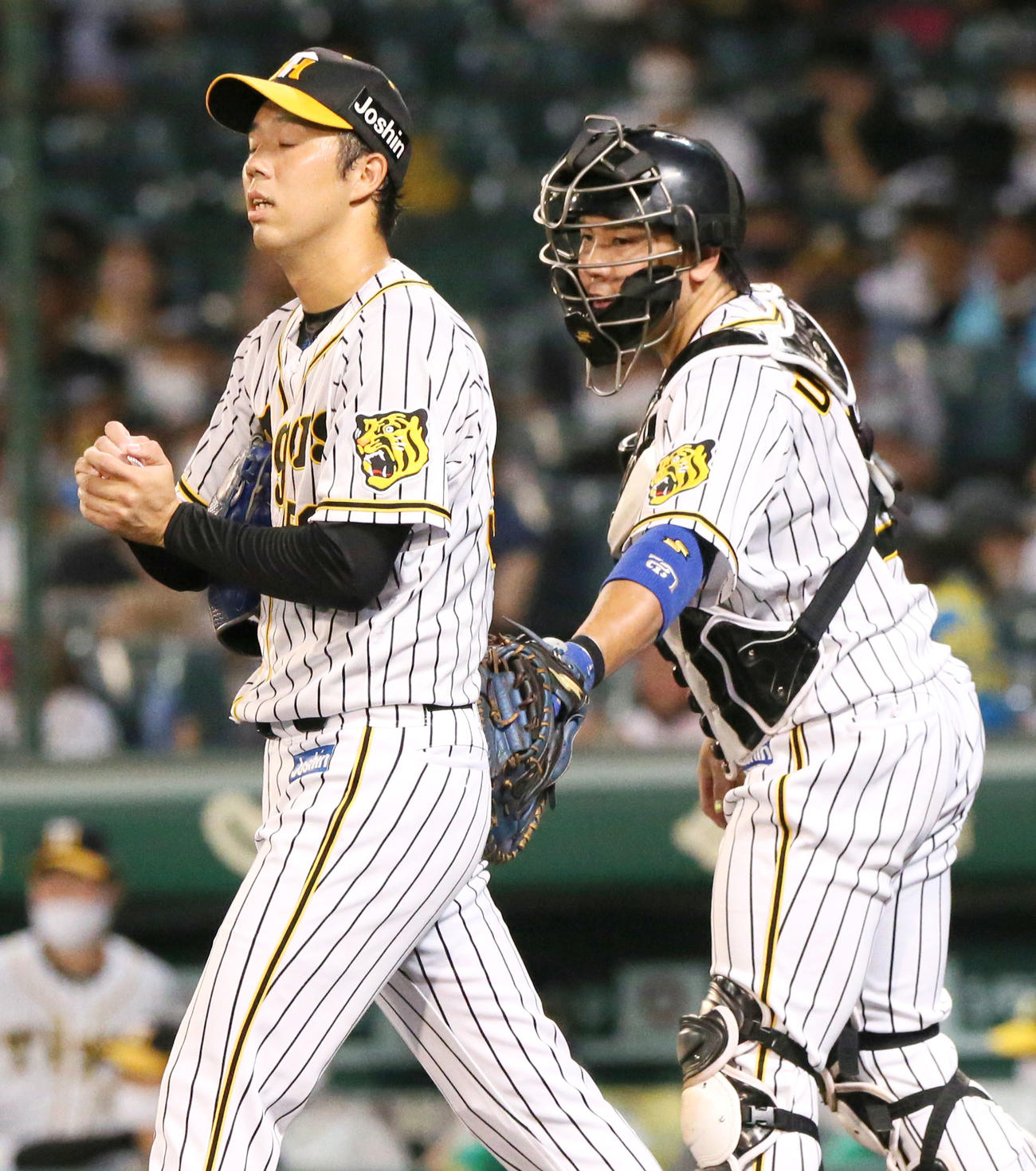 阪神対中日　3回表中日1死二塁、大島に右前打を打たれた青柳（左）に声をかける捕手梅野（撮影・上山淳一）