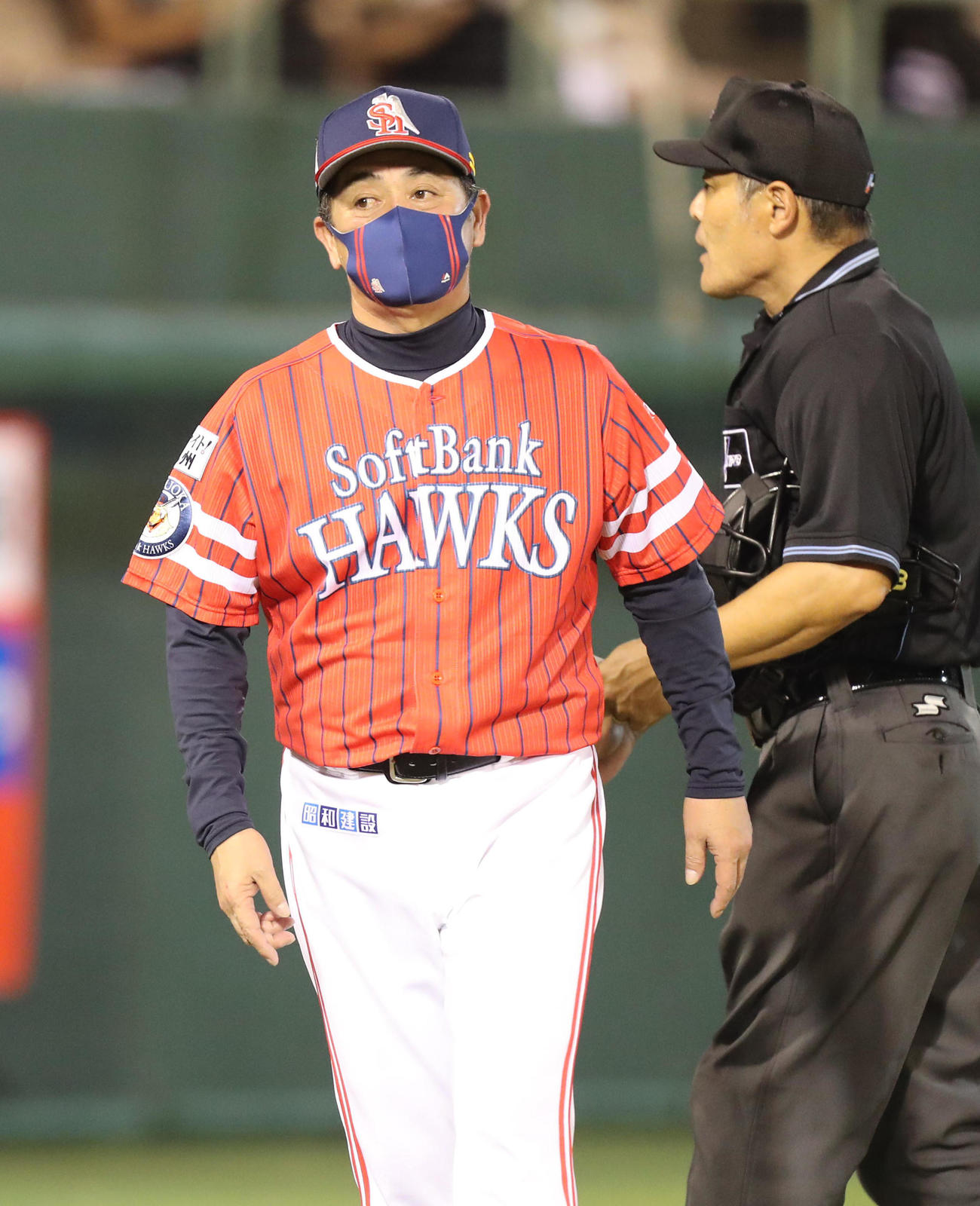 ソフトバンク対楽天　6回途中、審判に投手交代を告げた工藤公康監督（撮影・梅根麻紀）