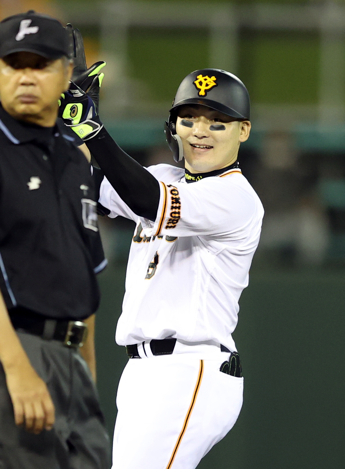 巨人対ヤクルト　4回裏巨人2死一、二塁、適時二塁打を放つ丸（撮影・狩俣裕三）