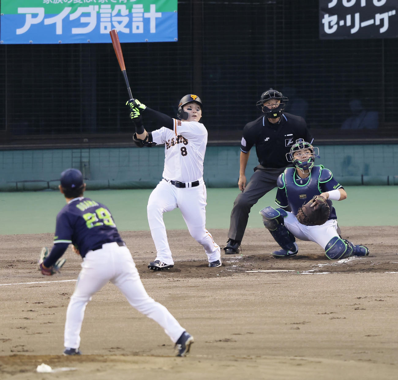 巨人対ヤクルト　1回裏巨人無死、丸は先頭打者本塁打を放つ。投手小川（撮影・足立雅史）