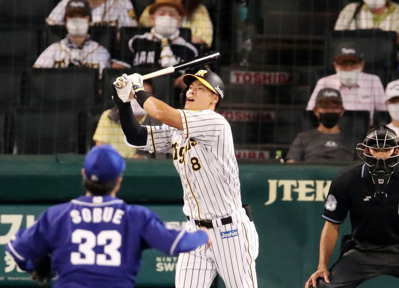 7回裏阪神2死一、二塁、代打佐藤輝は空振り三振に倒れる。投手は祖父江（撮影・加藤哉）