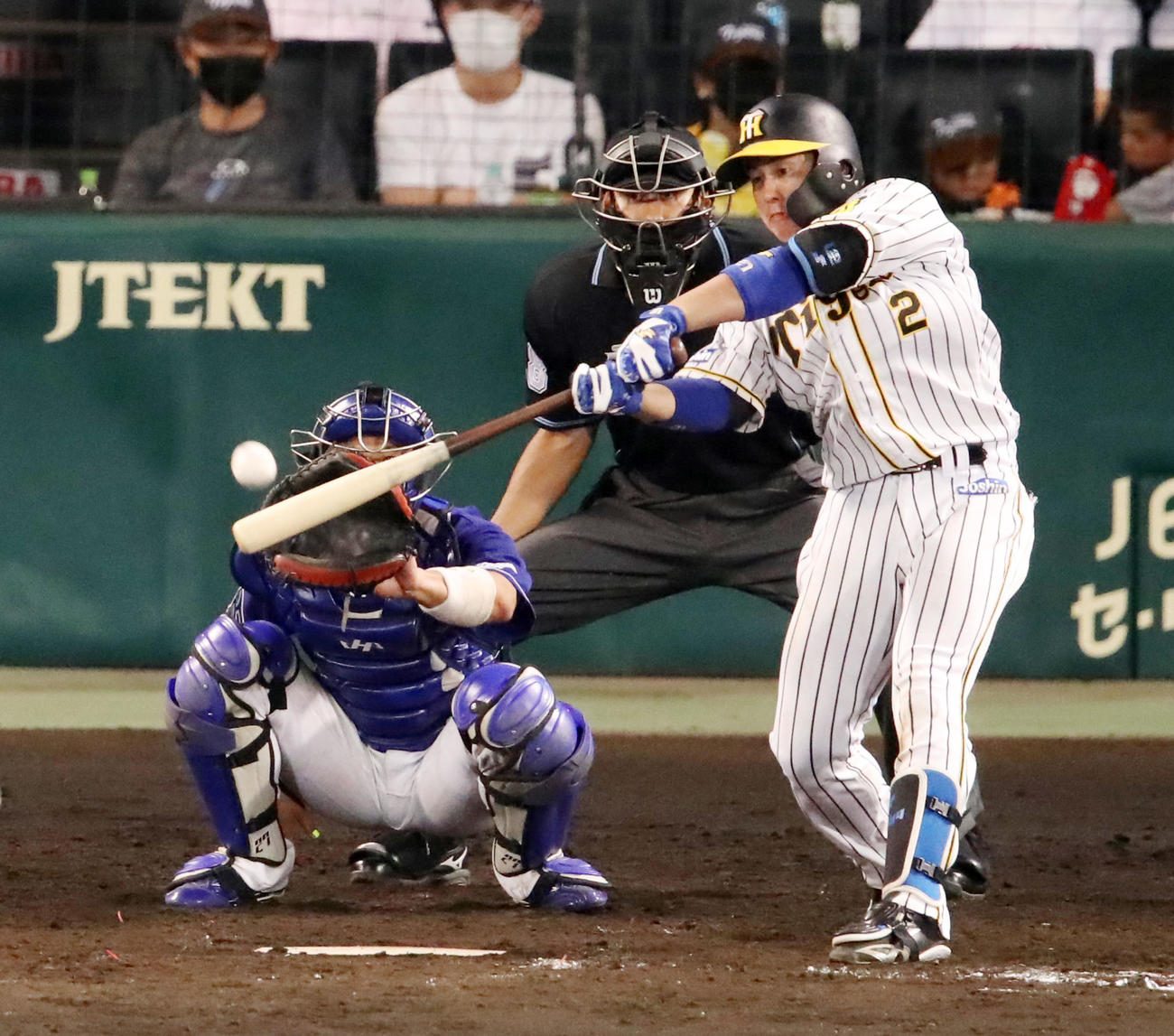 阪神対中日　5回裏阪神無死一、三塁、梅野は右越え適時二塁打を放つ（撮影・加藤哉）
