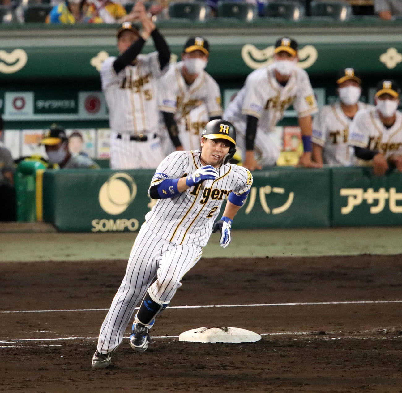 阪神対中日　5回裏阪神無死一、三塁、梅野は右越え適時二塁打を放ち一塁を回る（撮影・加藤哉）